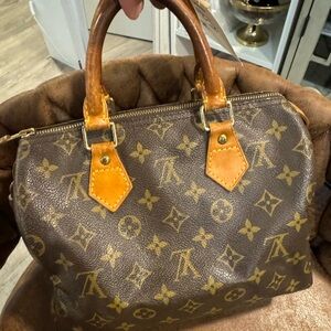 Authentic Louis Vuitton Speedy 25 monogram